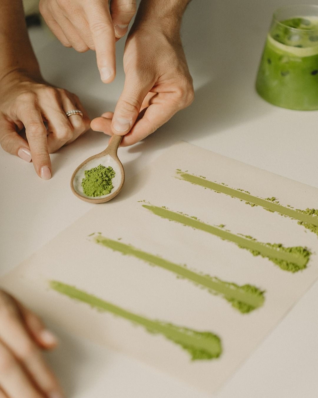 学员观察并比较抹茶粉的色泽与质地