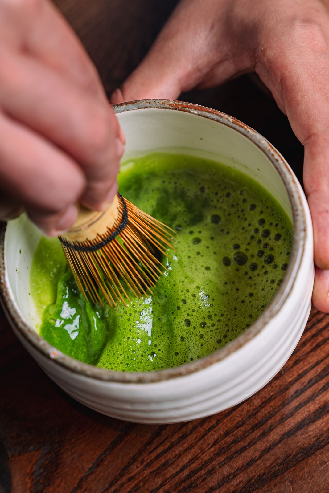 使用茶筅击拂抹茶